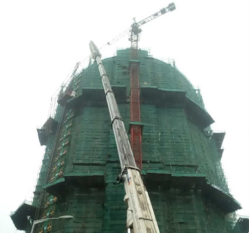五常吊车在工地上作业